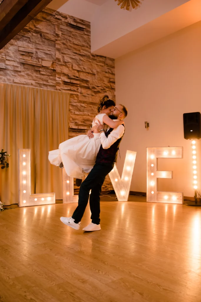 homme qui porte sa femme lors de l'ouverture de bal