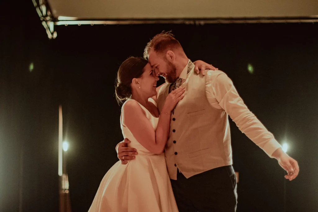 ouverture de bal, deux mariés dansent et se regardent avec mour