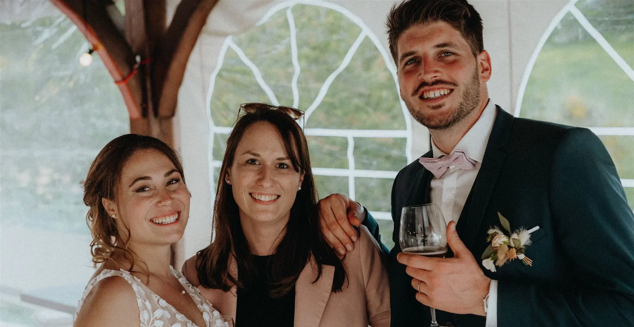 Caro Wedding planner Dijon pose avec des mariés heureux