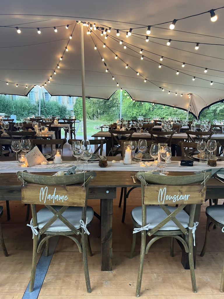mariage sous tente berbere organisé par Caro&Co wedding planner à Dijon avec chaises monsieur/madame