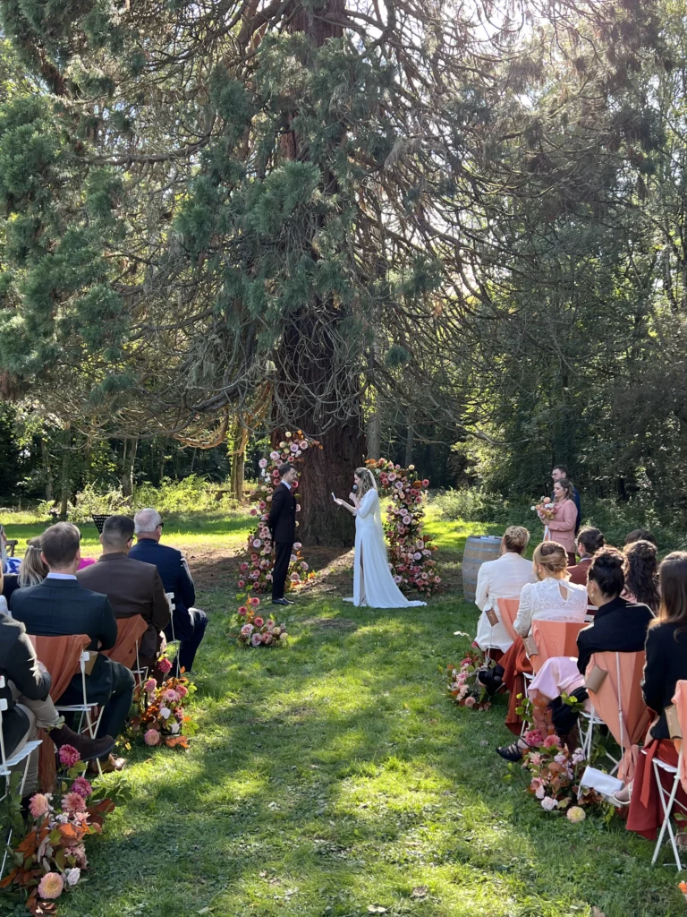cérémonie laïque en extérieur avec fleurs orangés