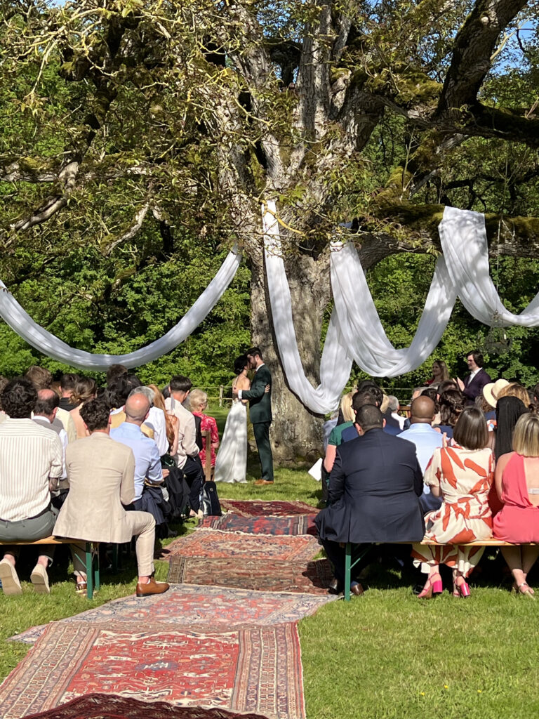 cérémonie laïque avec tapis berbères