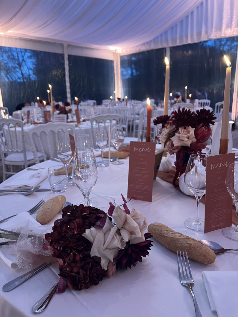 décoration d'une table de mariage terracota avec bouquet de marié posé