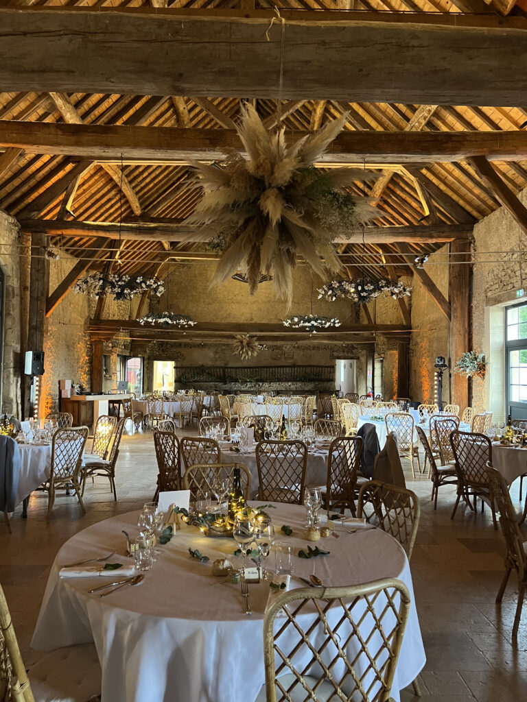 salle de mariage avec dédo pampa au plafond