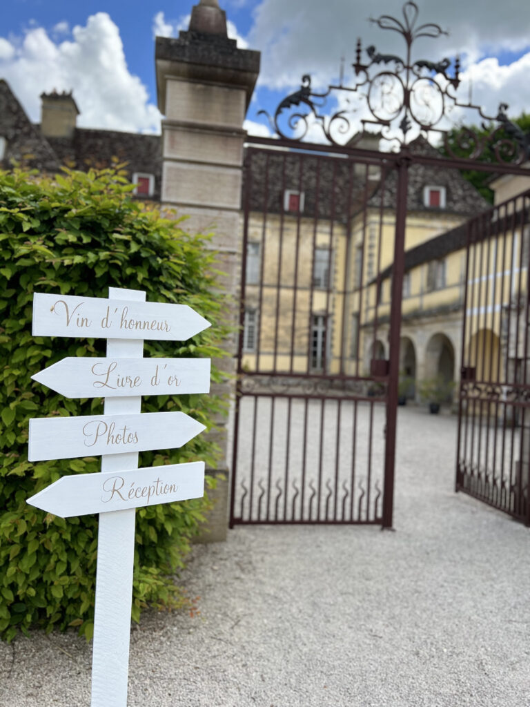 panneau indicatif des lieux d'un mariage avec chateau en arrière plan