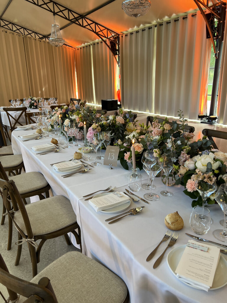 table d'honneur a un mariage avec des fleurs