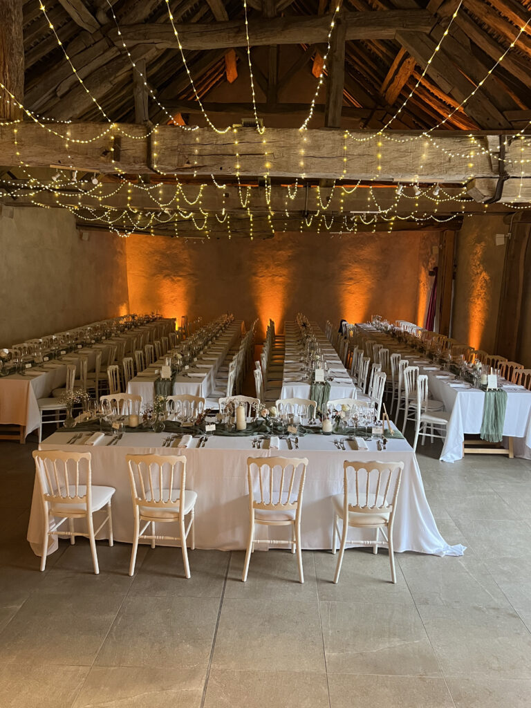 tables de mariage en banquet avec ciel étoilé
