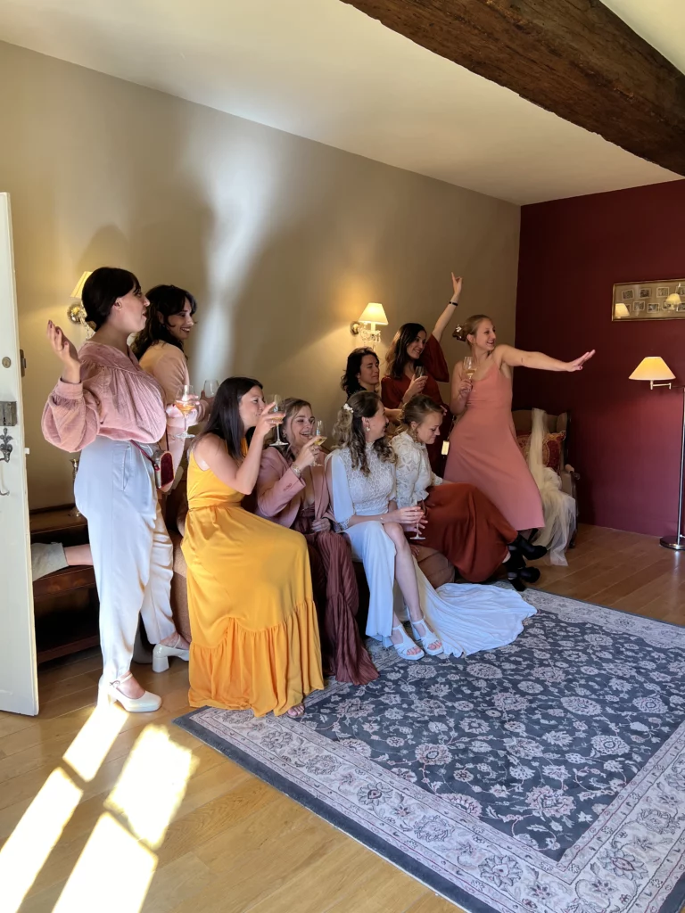 témoins de mariage fille qui pose pour une photo en souriant