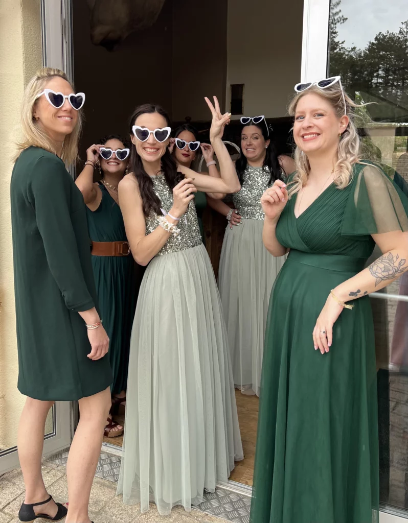 team témoins filles habillées en vert