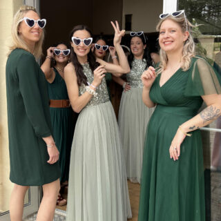 team témoins filles habillées en vert