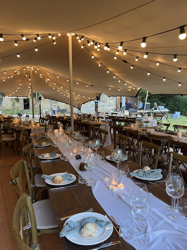 tables de mariage sous tente berbère avec guirlande guinguette