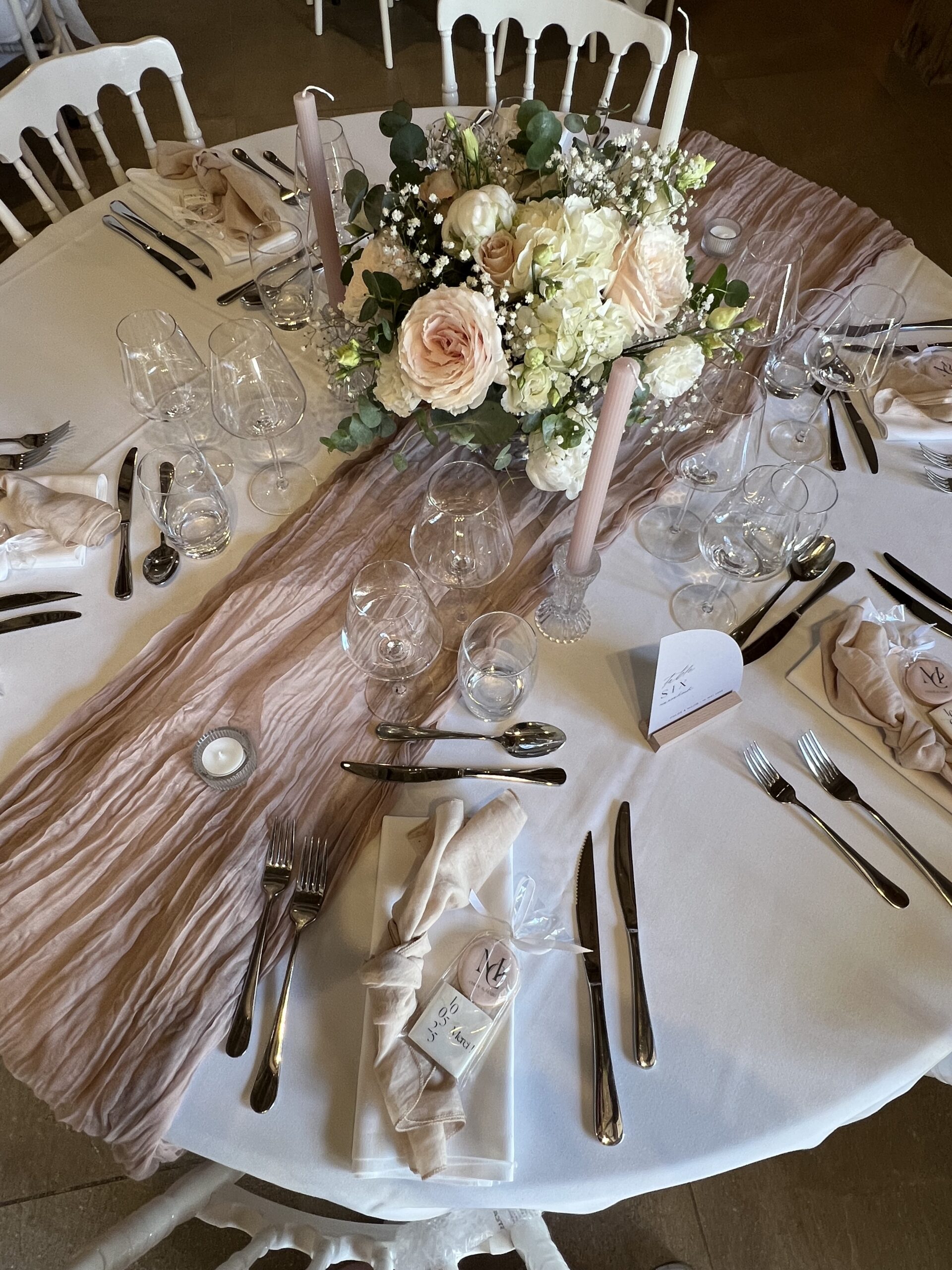 table à un mariage déco rose poudrée avec fleurs
