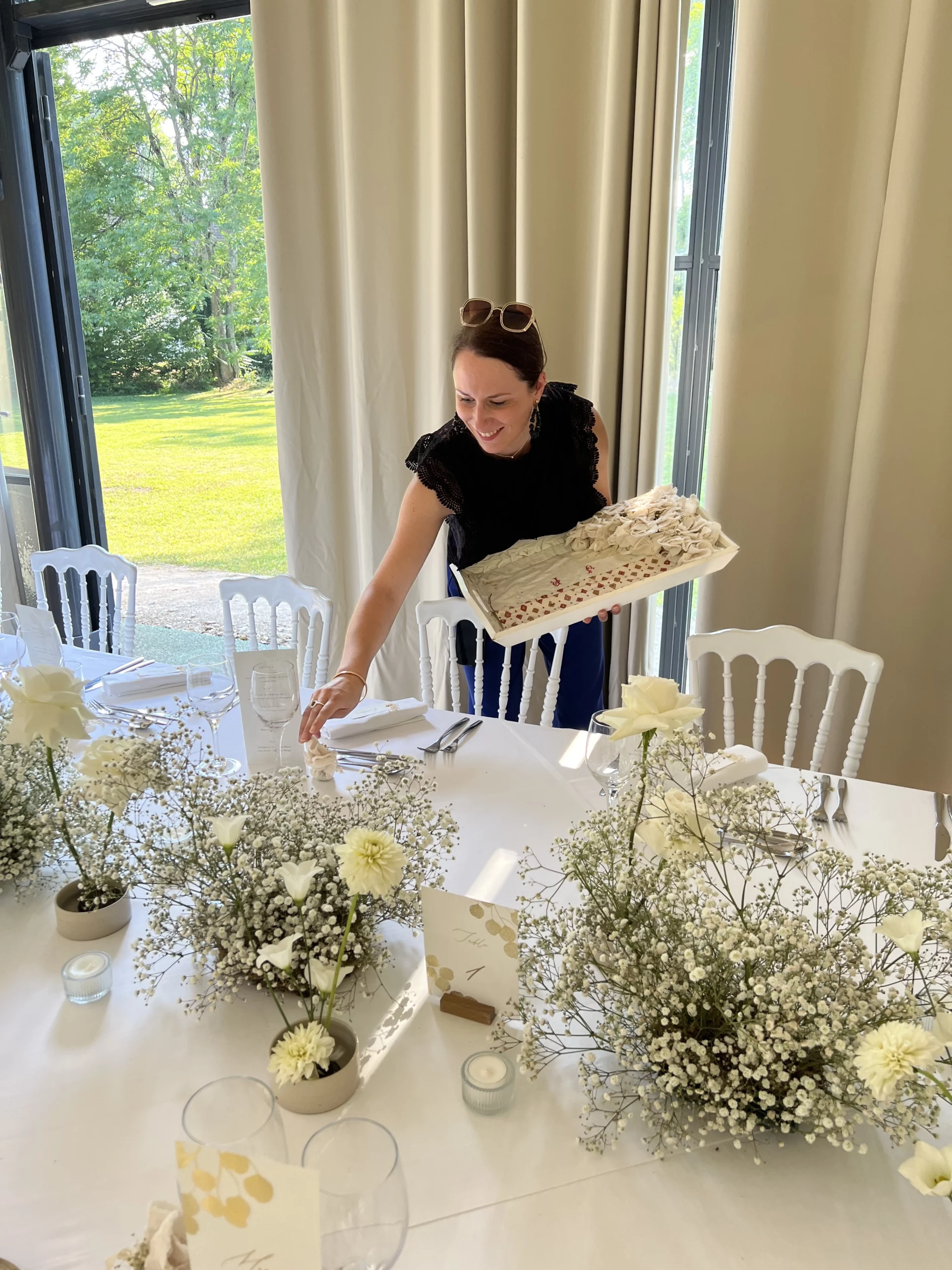 wedding planner chalon sur Saône installe une table de mariage